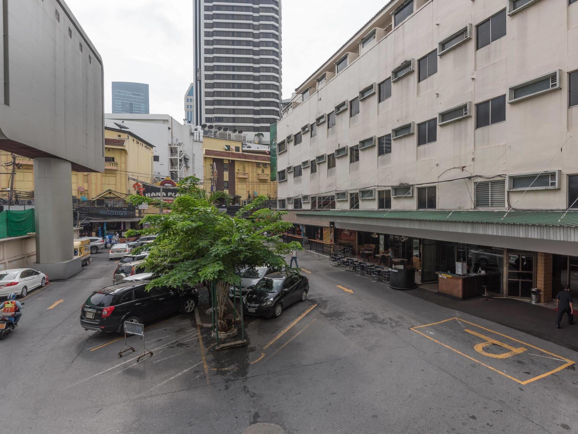 Nana Hotel Bangkok Buitenkant foto